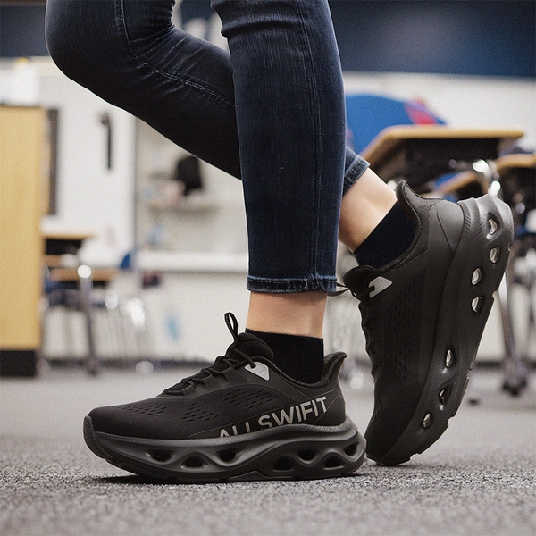 Women’s Slip-On Lightweight Walking Sneakers - ALL BLACK - 8